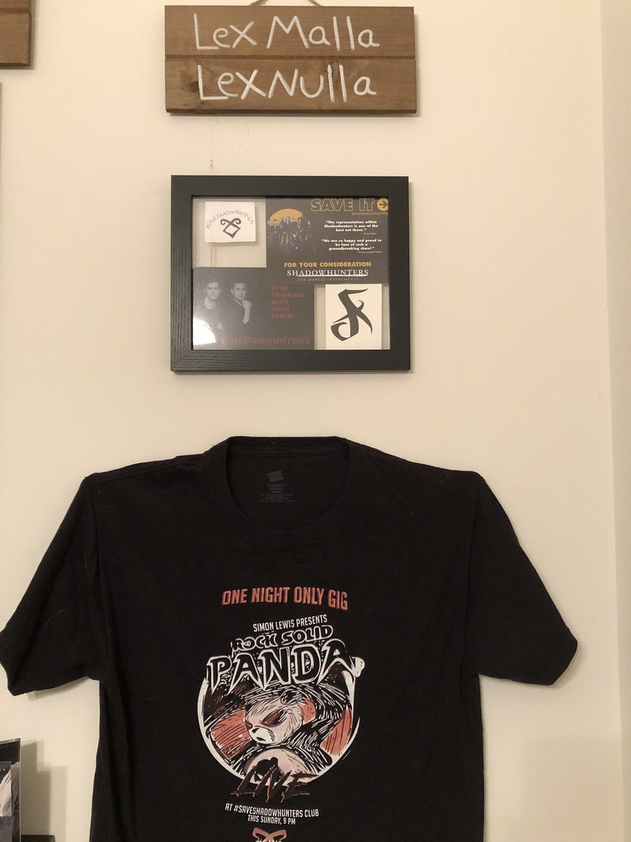 VVitch8's tweet photo. Y’all! I’m super excited to share my #Shadowhunters collection display I just put up in my office. It’s a mix of my love for the book series &amp; show!

Thank you so much to
@IconicNephilim 
@MalecFicLibrary 
@ShadowMerch 
@AlexandersStele 

#Saveshadowhunters 
#ShadowhuntersLegacy https://t.co/ybzrYrMSlQ
