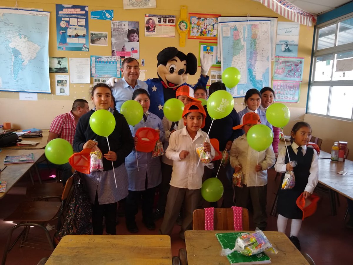 MuniPunitaqui1's tweet photo. Hoy nuestro Alcalde Carlos Araya Bugueño recorrio varias escuelitas rurales saludando a los niños y niñas por su día entregando un momento agradable y una bolsita con dulces. San Pedro de Quiles, Durazno Quiles, Altos Pechen, La Polvareda, Los Corrales, Maqui de Quiles. 🤹‍♀️🤹‍♂️😊 https://t.co/EZcNkvwjYF