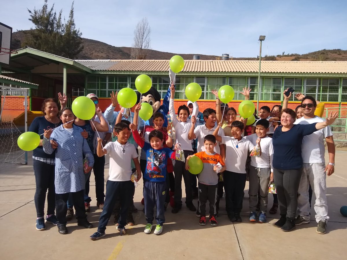 MuniPunitaqui1's tweet photo. Hoy nuestro Alcalde Carlos Araya Bugueño recorrio varias escuelitas rurales saludando a los niños y niñas por su día entregando un momento agradable y una bolsita con dulces. San Pedro de Quiles, Durazno Quiles, Altos Pechen, La Polvareda, Los Corrales, Maqui de Quiles. 🤹‍♀️🤹‍♂️😊 https://t.co/EZcNkvwjYF