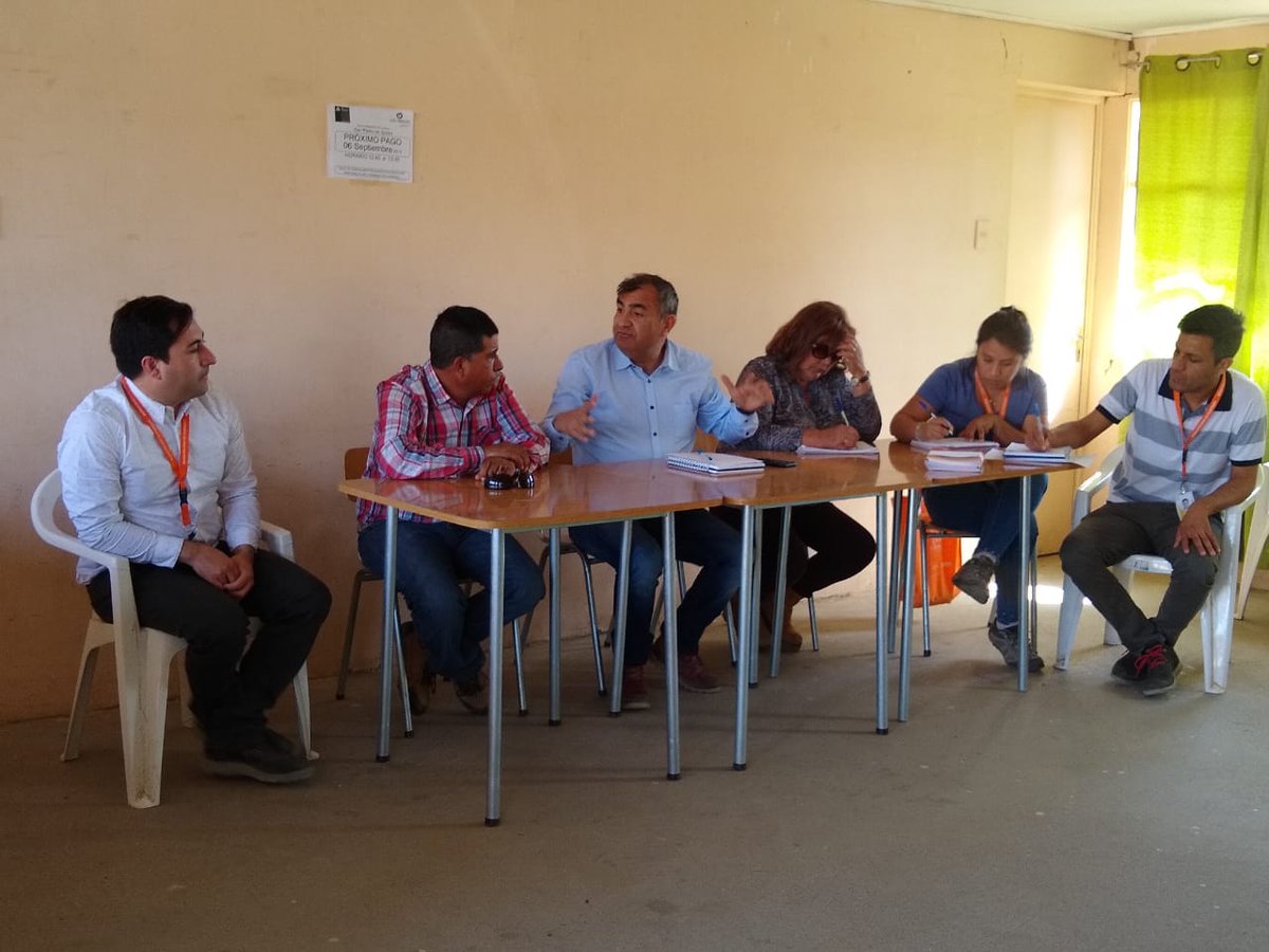 MuniPunitaqui1's tweet photo. Alcalde Carlos Araya Bugueño y equipo municipal se reunió hoy en el sector de San Pedro de Quiles de Punitaqui con los vecinos de la localidad. Donde se tratarón importantes temas como arreglo de caminos, mejoras sede social y temas por la sequia que los afecta. https://t.co/EKxnzhEnHm