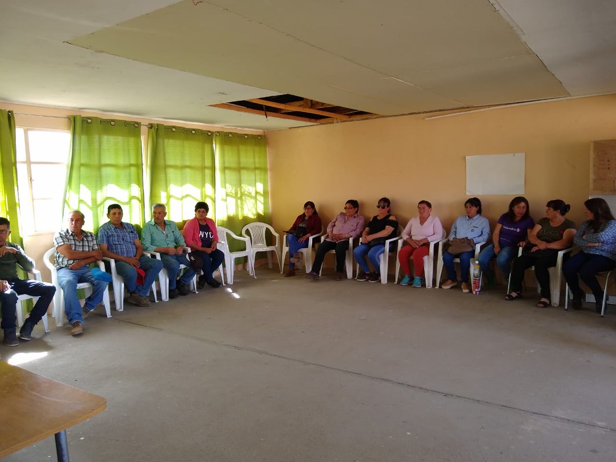 MuniPunitaqui1's tweet photo. Alcalde Carlos Araya Bugueño y equipo municipal se reunió hoy en el sector de San Pedro de Quiles de Punitaqui con los vecinos de la localidad. Donde se tratarón importantes temas como arreglo de caminos, mejoras sede social y temas por la sequia que los afecta. https://t.co/EKxnzhEnHm