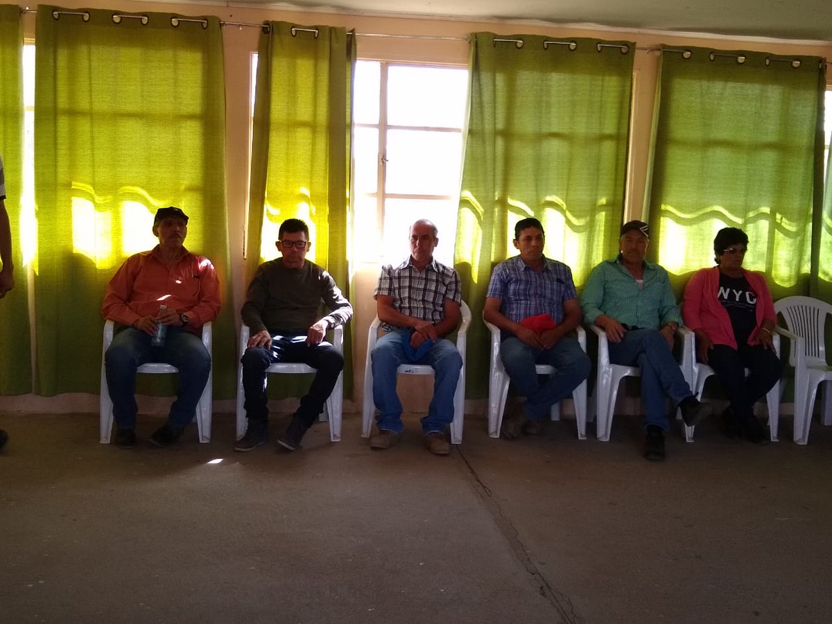 MuniPunitaqui1's tweet photo. Alcalde Carlos Araya Bugueño y equipo municipal se reunió hoy en el sector de San Pedro de Quiles de Punitaqui con los vecinos de la localidad. Donde se tratarón importantes temas como arreglo de caminos, mejoras sede social y temas por la sequia que los afecta. https://t.co/EKxnzhEnHm
