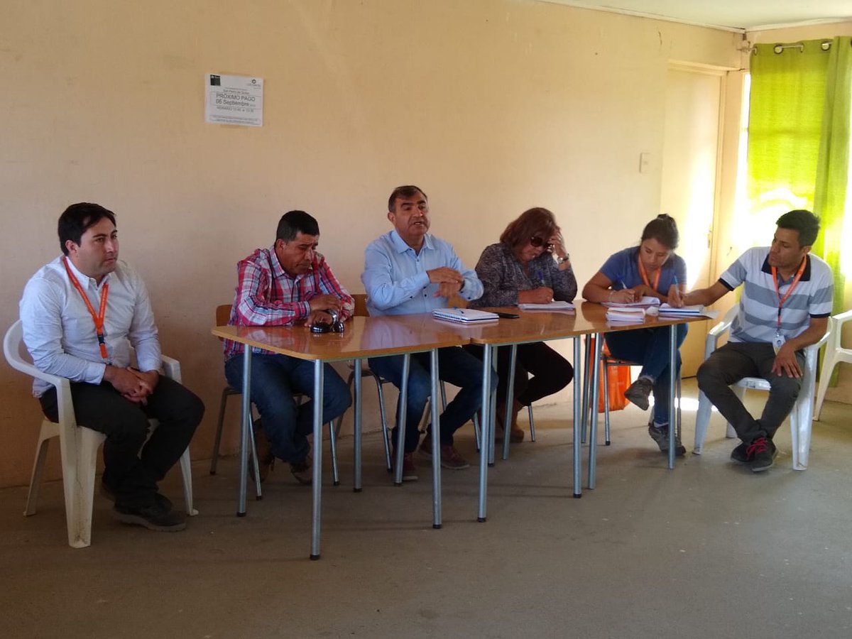 MuniPunitaqui1's tweet photo. Alcalde Carlos Araya Bugueño y equipo municipal se reunió hoy en el sector de San Pedro de Quiles de Punitaqui con los vecinos de la localidad. Donde se tratarón importantes temas como arreglo de caminos, mejoras sede social y temas por la sequia que los afecta. https://t.co/EKxnzhEnHm