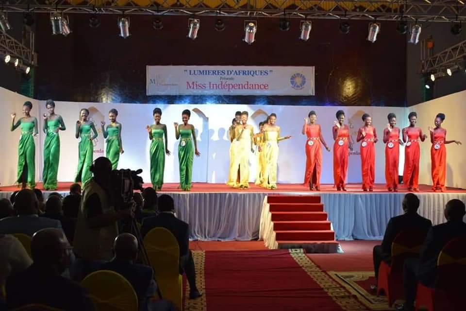 MissIndepCG's tweet photo. 📸 Sous le parrainage de Mme l'épouse du Chef de l'État, a eu lieu, ce 13 août, la cérémonie de concours de beauté Miss Indépendance 2019, dans la salle de banquet du palais des Congrès, comme toujours organisé « Lumières d'Afriques » , présidée par @Gassackysferre1. https://t.co/qAzNSRigcV