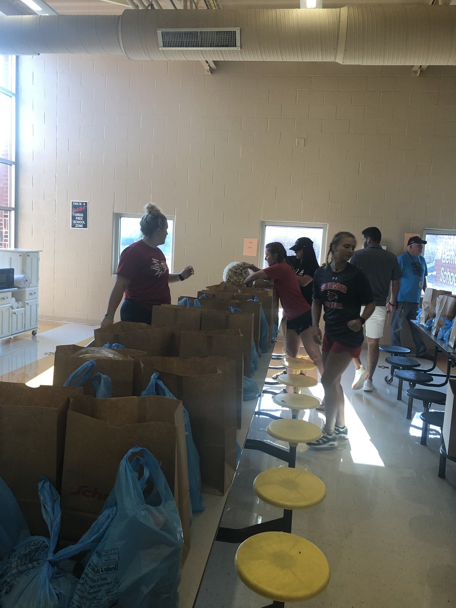 Members of <a href="/SEMOsoftball/">SEMO Softball</a> and <a href="/SEMObaseball/">SEMO Baseball</a> helped work the Food Pantry at Franklin Elementary’s back to school open house this evening.