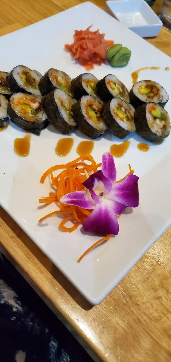 rinachavezm's tweet photo. Sushi night #SpiderRoll https://t.co/D5G82uSKjC