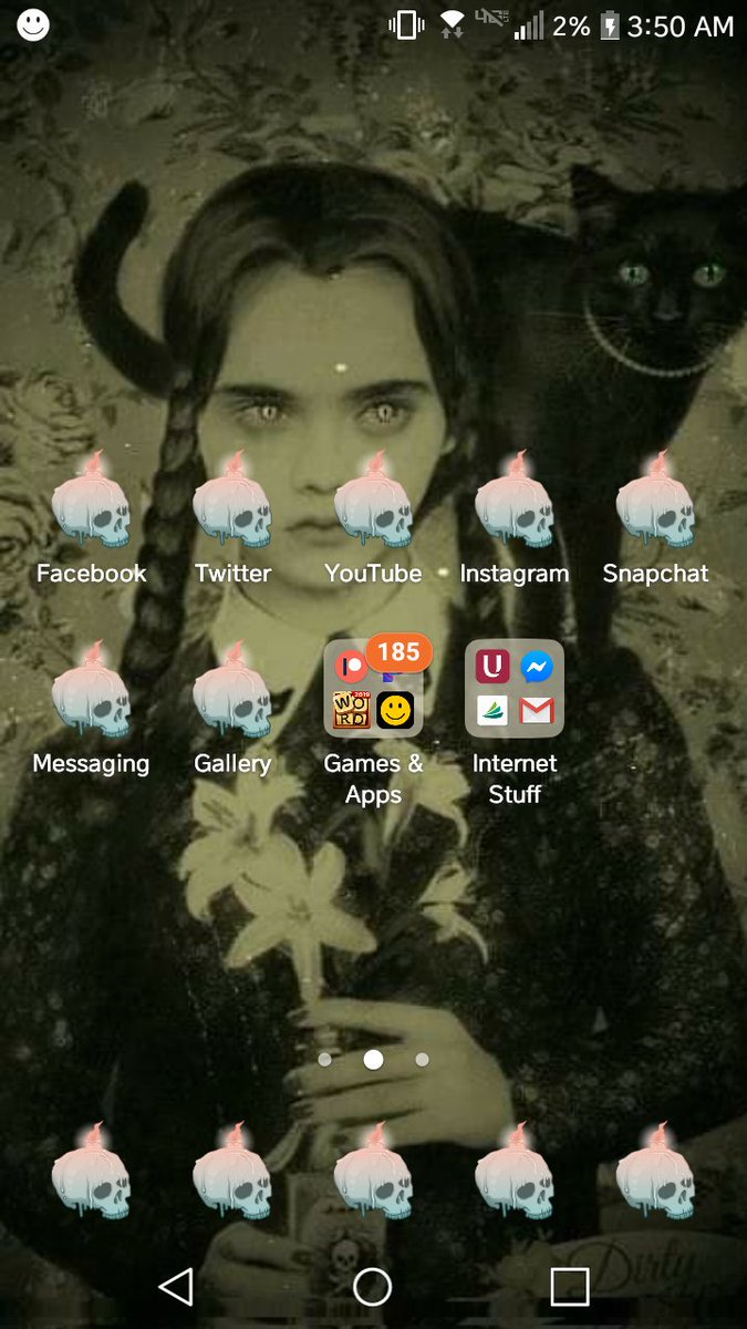 tiredcapricorn_'s tweet photo. Changed the background on my phone because I'm in a #gothmood :P Do you like? https://t.co/Ls2q72Sa6O