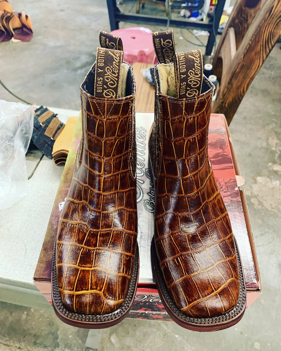 BotinesDMendez's tweet photo. #Botin #Vaquero #goodyearwelt   #cocodrilo  #sueladecuero #botinesdmendez  #botasybotinesdmendez #dmendez #goodyearwelted #welt  #hechoenmexico #artesanal #hechoamano #cowboyboots #cowgirlboots #botincharro #botinescharros #leather #caiman #pieldecaimán  #leathersole https://t.co/LmOabjWGr7