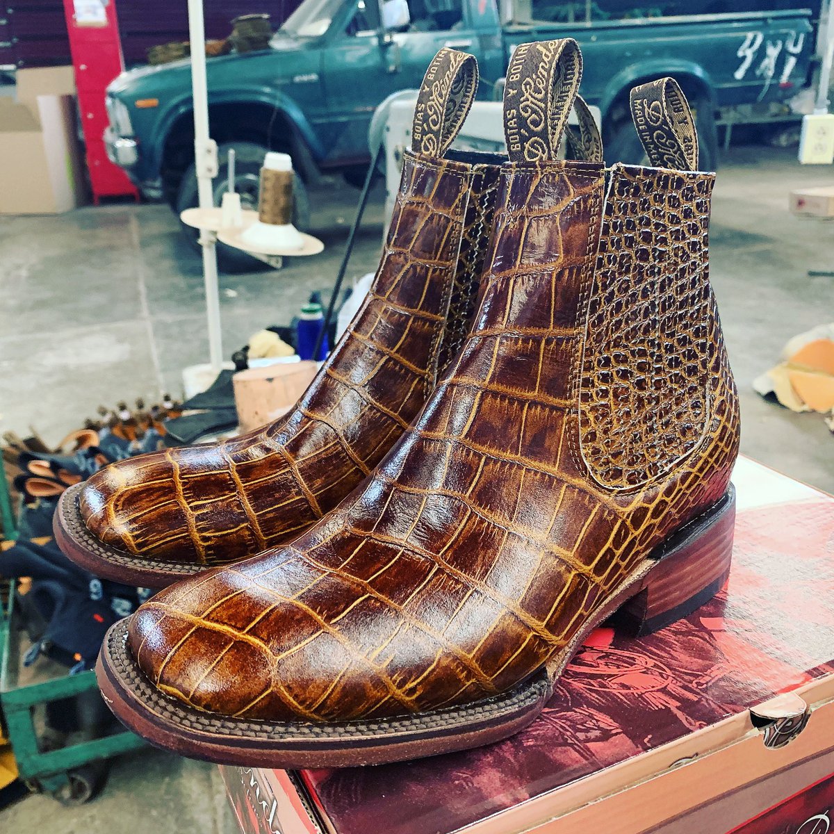 BotinesDMendez's tweet photo. #Botin #Vaquero #goodyearwelt   #cocodrilo  #sueladecuero #botinesdmendez  #botasybotinesdmendez #dmendez #goodyearwelted #welt  #hechoenmexico #artesanal #hechoamano #cowboyboots #cowgirlboots #botincharro #botinescharros #leather #caiman #pieldecaimán  #leathersole https://t.co/LmOabjWGr7