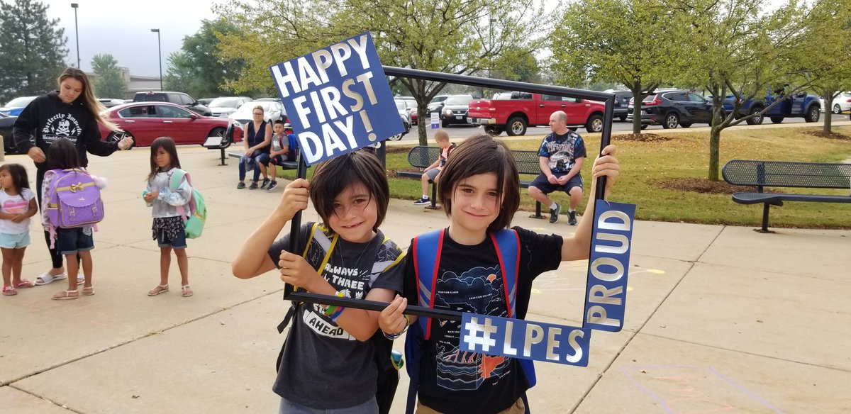 NikiBurkey's tweet photo. #D300FirstDay @LPESHawks @CUSD300 I love the first day of school pics! #LPESPROUD #LPESTEACH https://t.co/UtQrmF1sVf