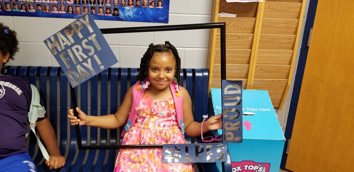 NikiBurkey's tweet photo. #D300FirstDay @LPESHawks @CUSD300 I love the first day of school pics! #LPESPROUD #LPESTEACH https://t.co/UtQrmF1sVf