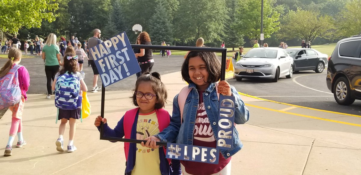NikiBurkey's tweet photo. #D300FirstDay @LPESHawks #LPESPROUD #LPESTEACH https://t.co/wYxBtKOqHf