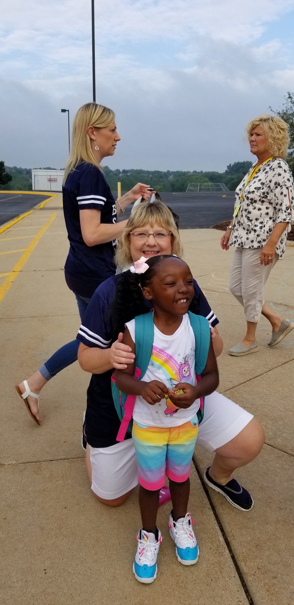 NikiBurkey's tweet photo. #D300FirstDay @LPESHawks #LPESPROUD #LPESTEACH https://t.co/wYxBtKOqHf