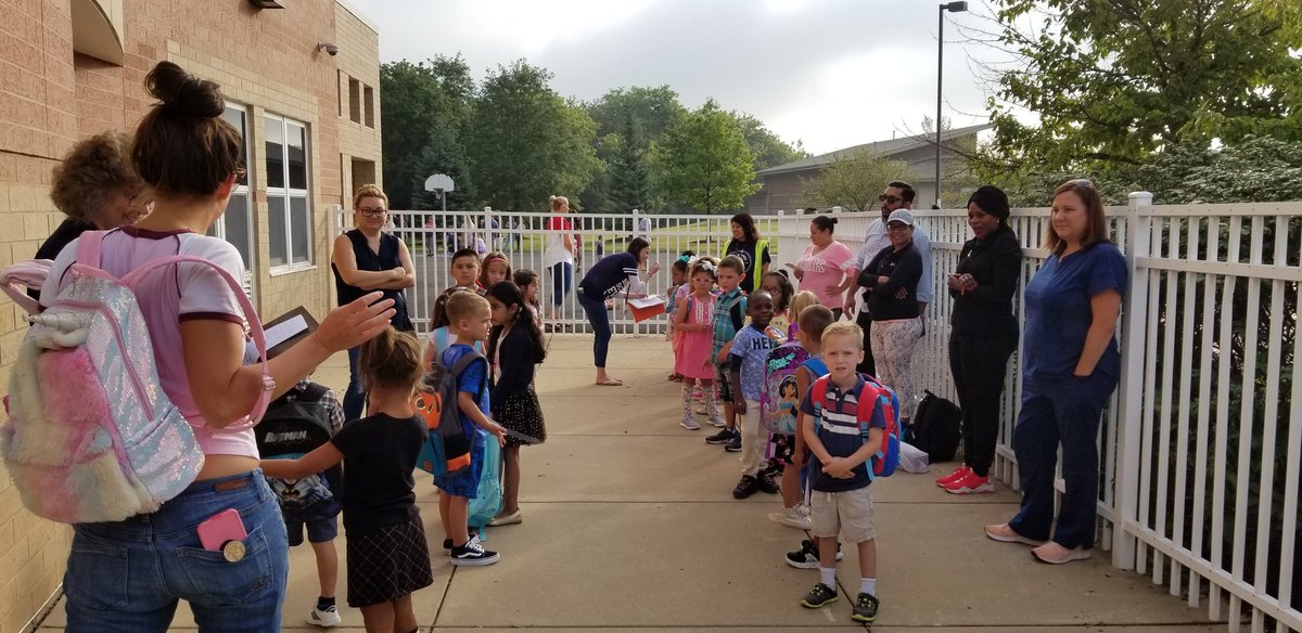 NikiBurkey's tweet photo. #D300FirstDay @LPESHawks @CUSD300 #LPESPROUD #LPESTEACH https://t.co/KGkSx0F4TC