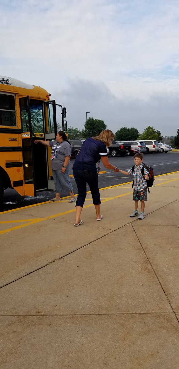 NikiBurkey's tweet photo. #D300FirstDay @LPESHawks @CUSD300 #LPESPROUD #LPESTEACH https://t.co/KGkSx0F4TC