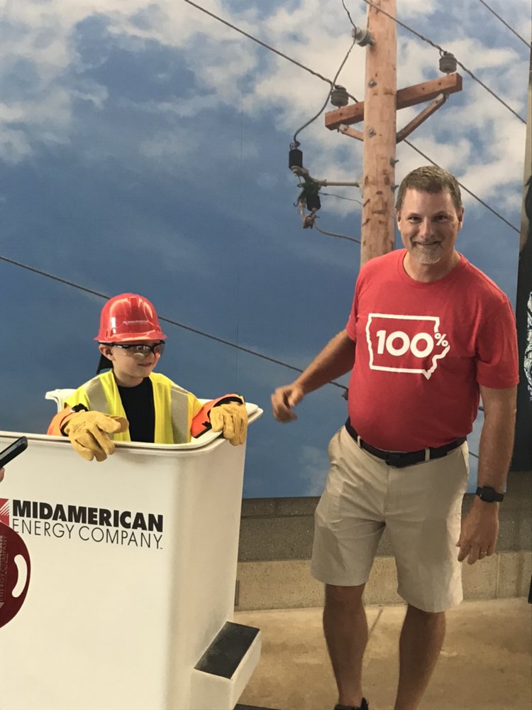 MidAm_EnergyCo's tweet photo. #DYK we safely operate 29K miles of electric distribution / transmission lines & 13K miles of natural gas mains and service lines? Visit our @IowaStateFair building to get a reusable bag, charge your phone & pick up a safety hard hat for the kids! #ISF19 #FairFavorites https://t.co/3fYyavmAft