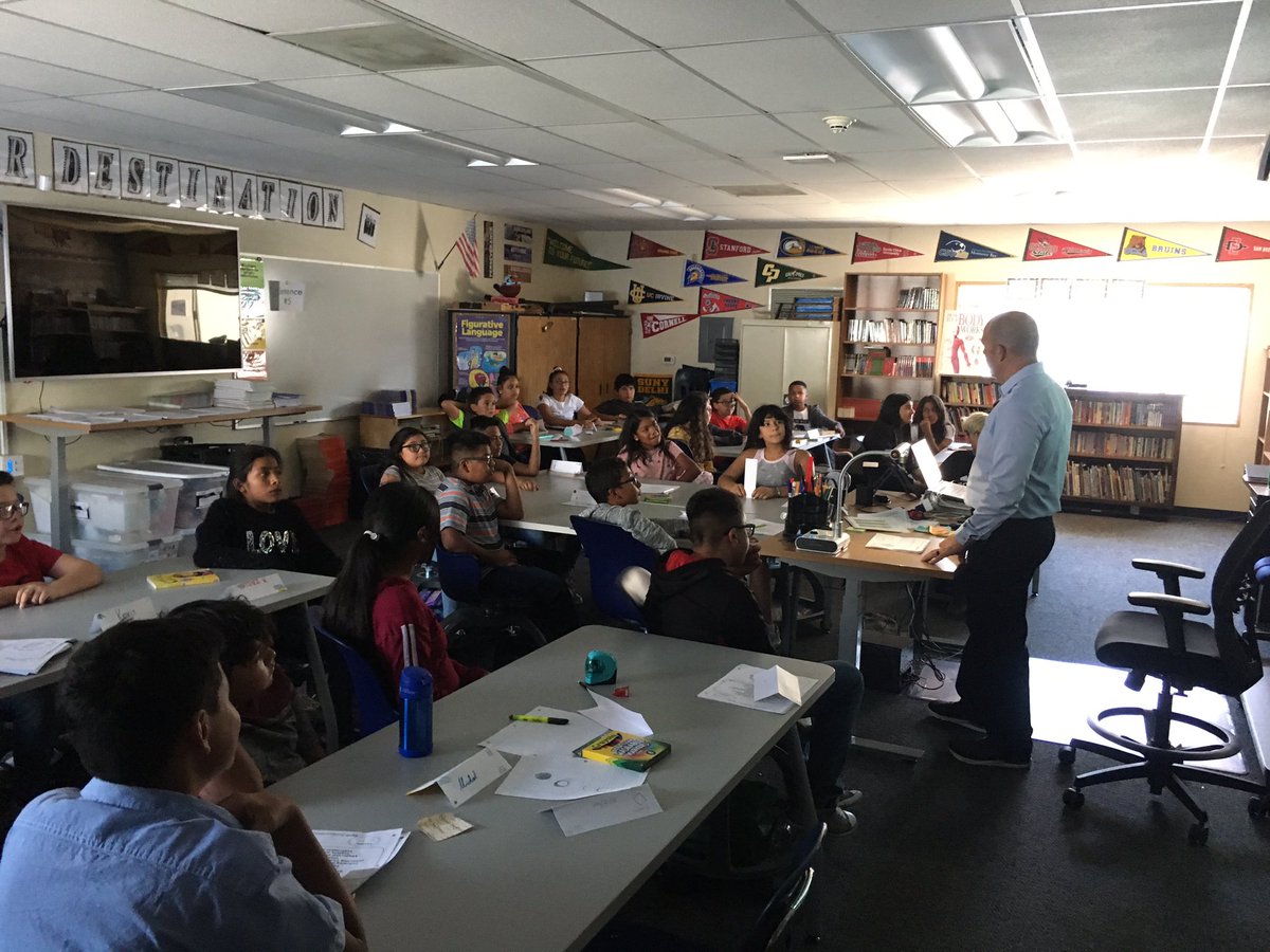 SoledadEdServ's tweet photo. At San Vicente School, Teaching and Learning starting on the very first day of classes! @SoledadSupt @SoledadEdServ @SanVi_SUSD #EveryStudentEveryDay #susdlearns https://t.co/DLE2oWbmDk