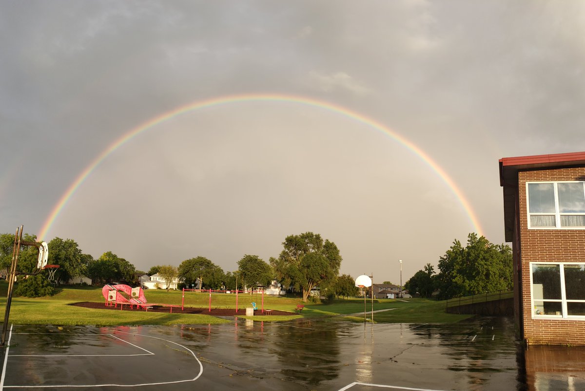 MsPotter_rm6's tweet photo. Walked outside to see a beautiful sight this evening! If this isn't a sign of a great school year to come, I don't know what is! @Meadowview68 @Woodridge68 #go68foxes https://t.co/2C9JnS453s