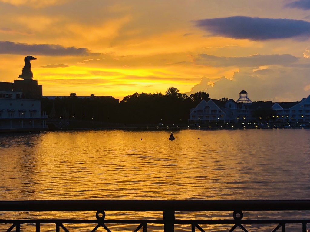 Marty_Vowels464's tweet photo. #Sunset #Disney #TheBoadwalk https://t.co/wVMMLi66T6