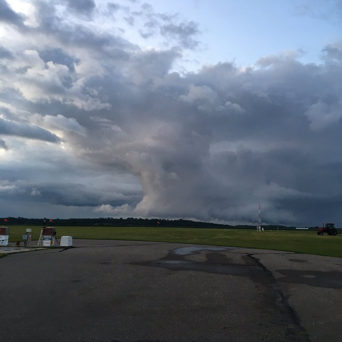 jennk1973's tweet photo. Stanton Airport looking north 8:30 pm @ian_leonard @McDermedFox9  @DDahlkstp @JYuhasKSTP https://t.co/zZU3NRLzyU