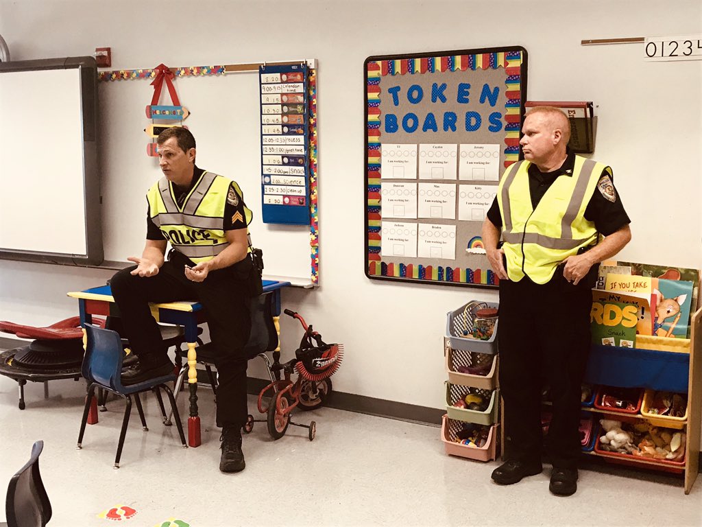 geowilkerson's tweet photo. 🚔Thank you @SwanseaPoliceIL for providing our staff with 4E Training. HMS is grateful for your continued support and partnership. #HMS116 https://t.co/7SLzEBIbDv