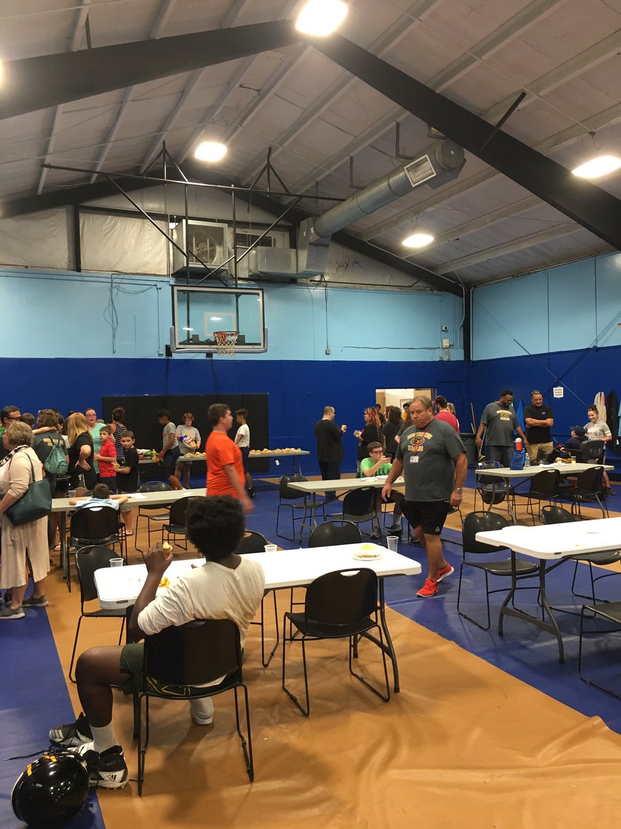 CabellHms's tweet photo. Teacher meet and greet at the AD Lewis Center. Great evening spending time with students and families. #MyCabellSchools https://t.co/pkd2NSqCte