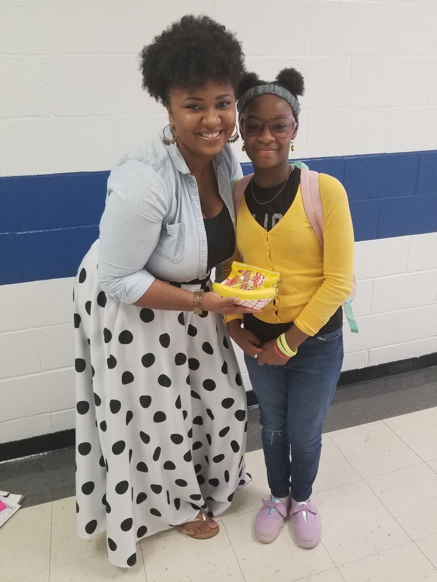 lenay_star's tweet photo. Look @MonicaGentaEd!!! We had to switch a few days around but my team teacher found a 5th grade celebrity!!! We got pictures and a autograph!!! #180daysofawesome #monicagenta #TeamDCS #shedidntknowwhattothink https://t.co/EONf2oStlJ