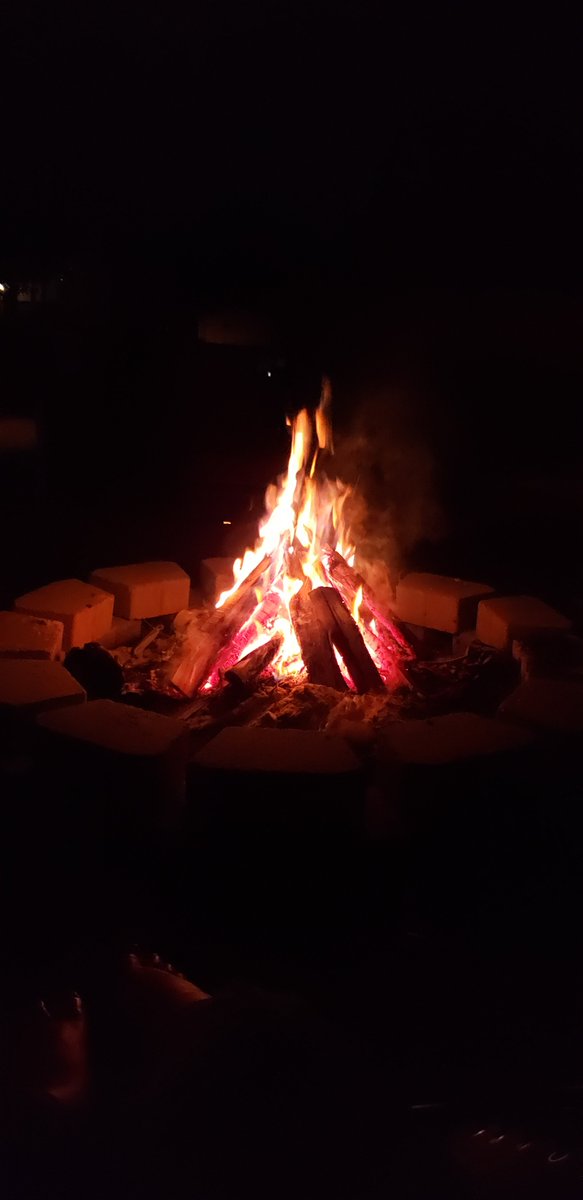 BowiesGirl_Deb's tweet image. It's a fire and brews kind of night! Actually, it was a Black Velvet night for a few hours and now it's a Seagrams kind of night. 🤷🏼‍♀️🥃🥂 Cheers!! #TuesdayThoughts #BackYardFire #SeagramsSpiked