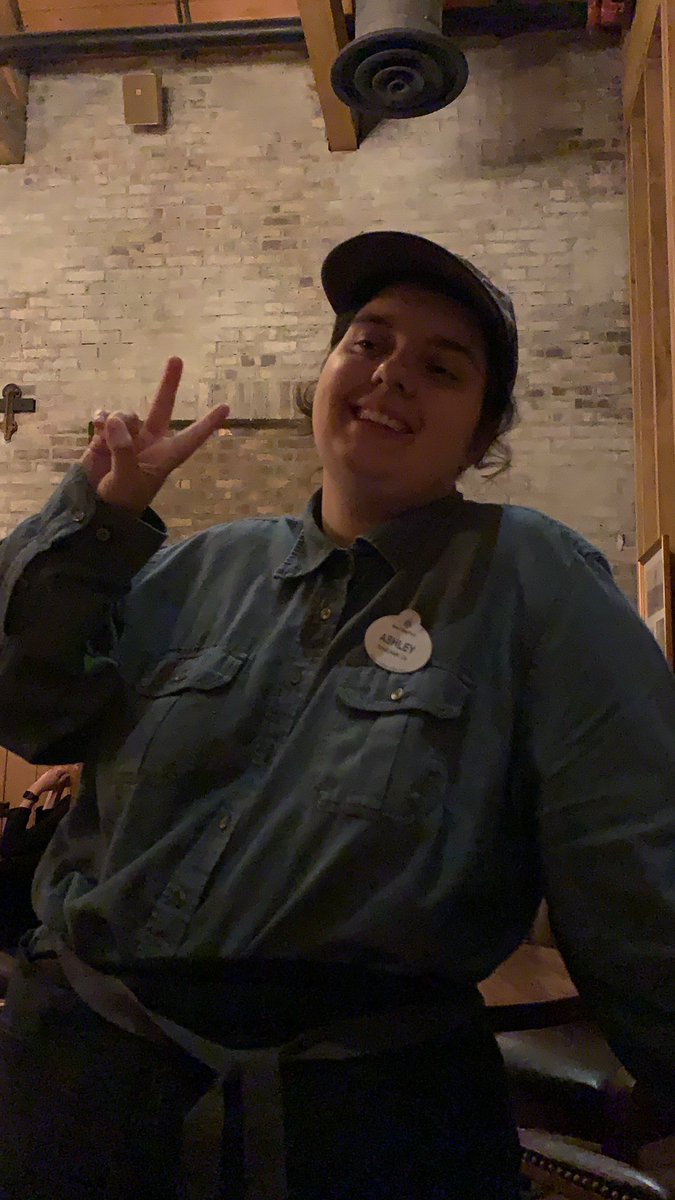 Busalman7's tweet photo. Ashley From D-Luxe burger , Gave us a good service ❤️ thank you Ashley #CastCompliment #WaltDisneyWorld https://t.co/KBqV39Lhmk