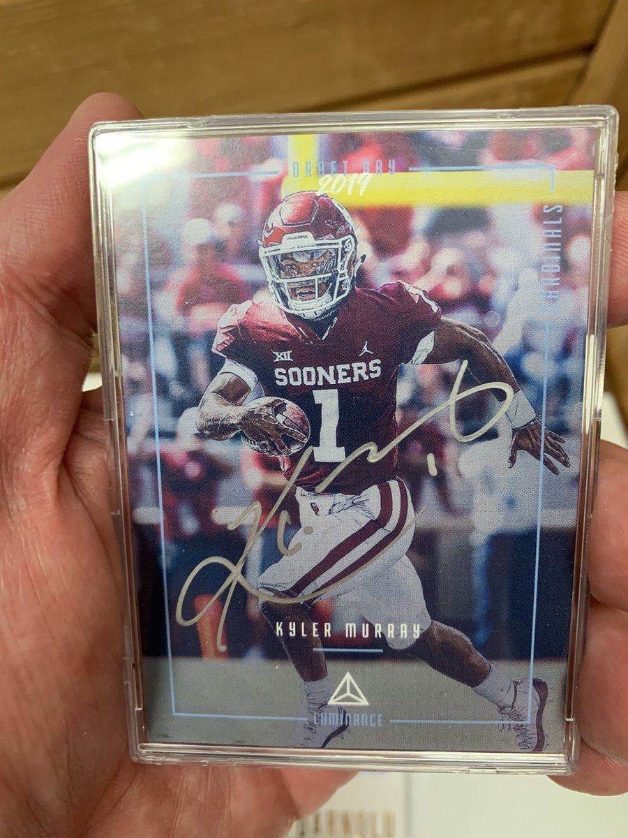 ptcomicscards's tweet image. A couple of💥spectacular💥pulls from one of our favorite box breakers, Adam. First, out of 2018 @PaniniAmerica Encased🏈, a @beckett_grading 9.5 Sam Darnold✈️inscription Auto, numbered 3/5! Next, out of 2019 #Panini Luminance🏈, an auto card of @K1 #CustomerPulls #WhoDoYouCollect