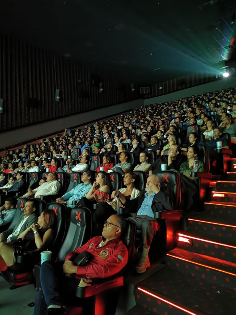 GabyGnazzo's tweet photo. GRACIAS Panamá! 1 sala no fue suficiente! 3 salas llenas para la premiere de #TodosCambiamos #LoveAlwaysWins @ArtMontenegro https://t.co/xYdC6hzd1Q