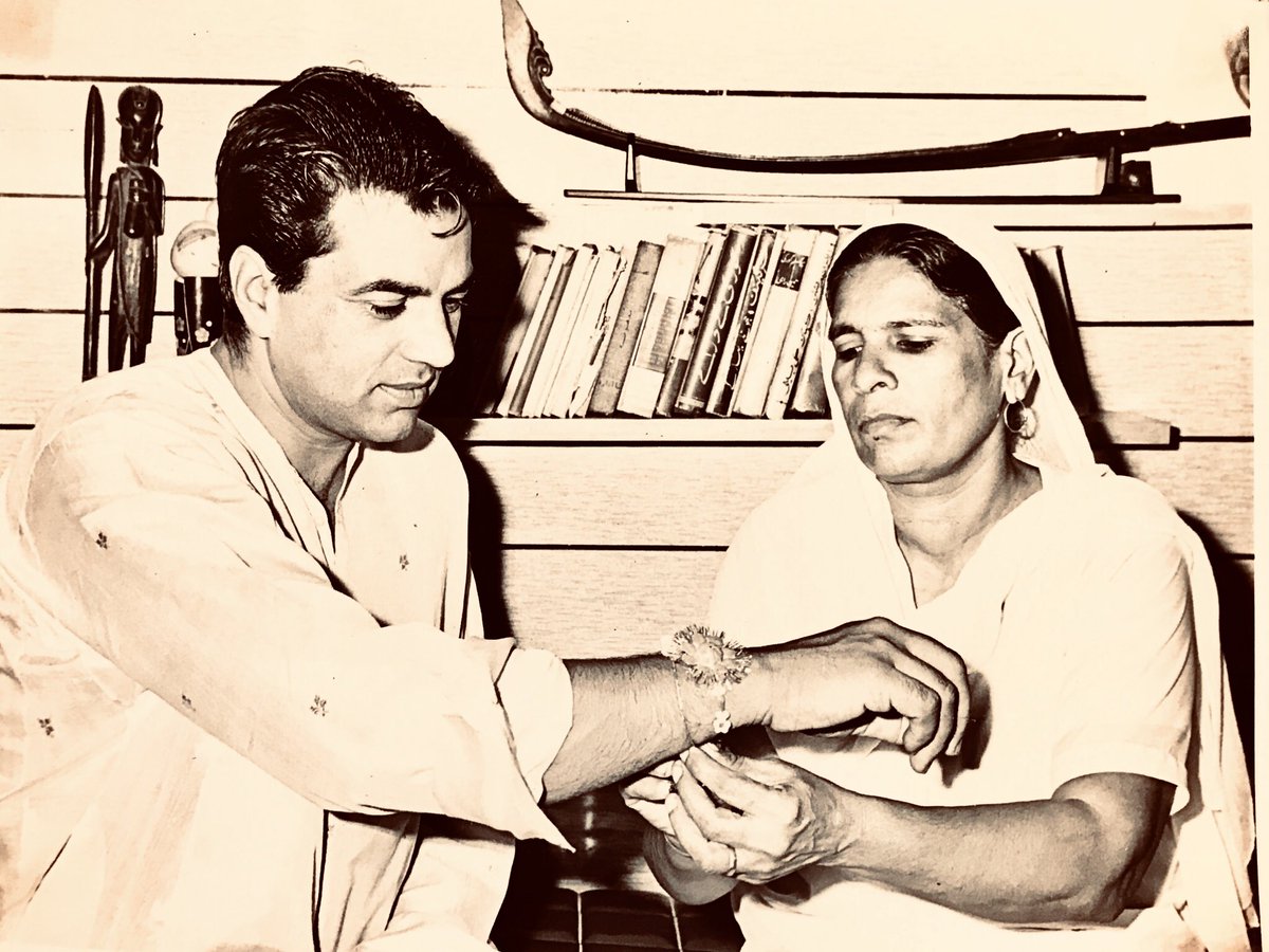 मेरे गाँव की  इस देवी ने ,जाँलेवा मेरी  जद्दोजहद के दिनों , Matunga road , अपने रेल्वे क्वॉर्टर नम्बर 75 की बाल्कनी में रहने को जगा दी थी मुझे . हर साल राखी बाँधती थी . ये नहीं रहीं . राखी के दिन बहुत याद आती हैं इनकी . राखी के शुभ दिन पर देश भर की बहनों को जी जान से प्यार 👋