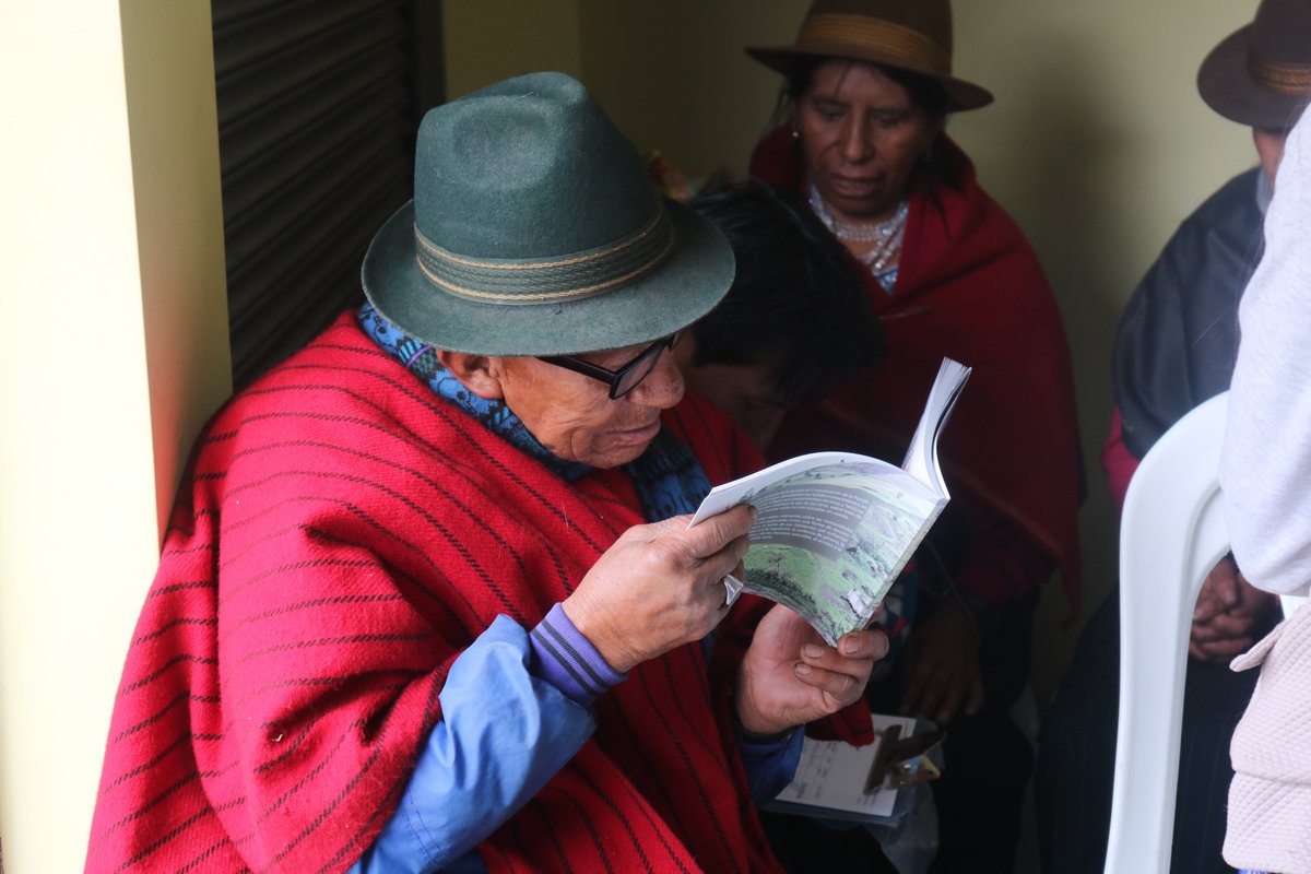 vyepezr's tweet photo. Hoy en la sede de la #COMCIC en Cajabamba, presentamos y entregamos afiches, videos, piezas de radio y un libro que produjeron los estudiantes de VI Semestre de la @PUCEEsCom con las historias de las #mujeres de #Chunchi y #Colta @VinculacionPUCE #SoydelaCato https://t.co/p6Re7zOLl9