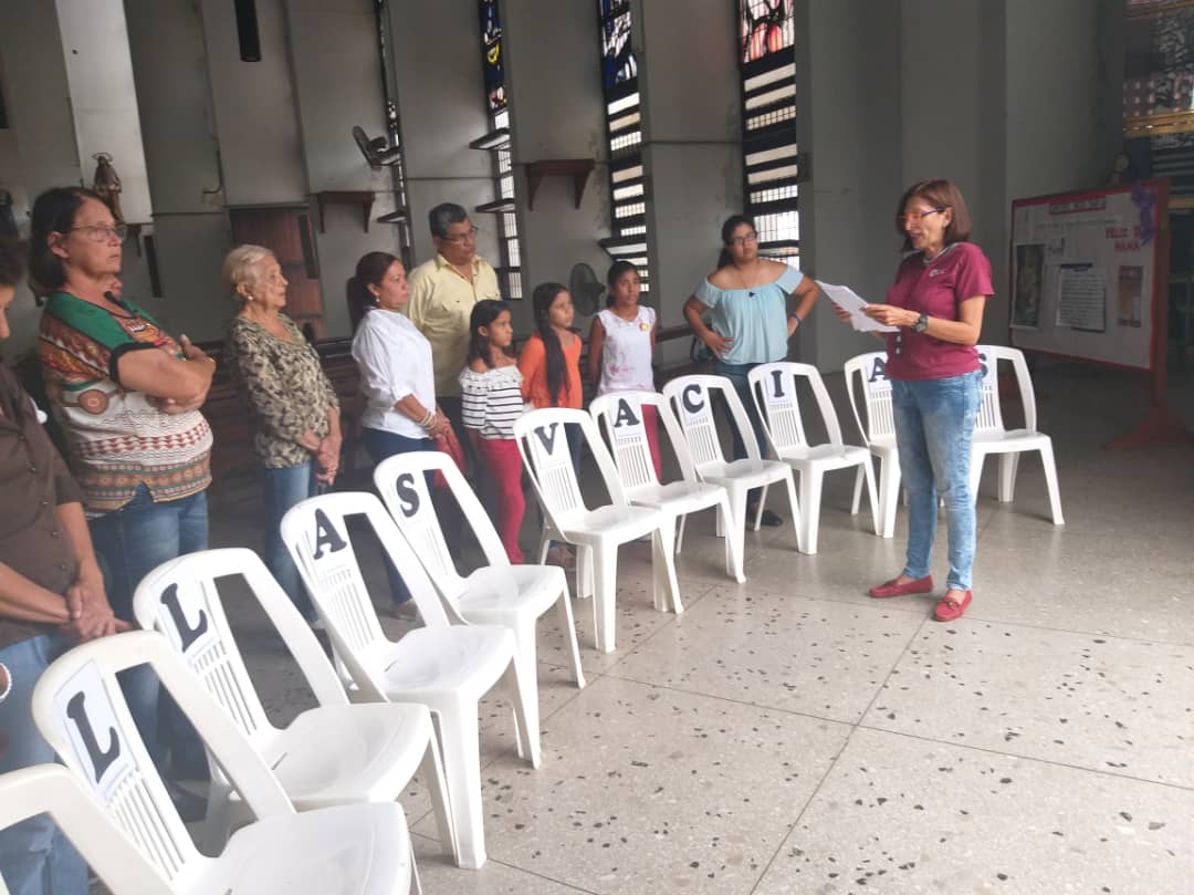 MUV_Cd_Bolivar's tweet photo. @movinotinto @TibisayTirado Sumados a la actividad de las sillas vacías Está prohibido olvidar 258 víctimas asesinadas luego de violar sus #DerechosFundamentales En la más brutal represión del derecho a #Protesta2014 #Protesta2016 #Protesta2017 Se hará #JusticiaDivinayHumana @CorteIDH @ONUDC #AugustoPugas https://t.co/OwjAeK1CEC