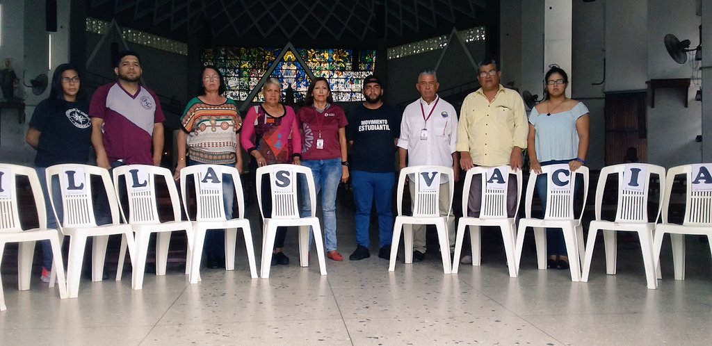 MUV_Cd_Bolivar's tweet photo. @movinotinto @TibisayTirado Sumados a la actividad de las sillas vacías Está prohibido olvidar 258 víctimas asesinadas luego de violar sus #DerechosFundamentales En la más brutal represión del derecho a #Protesta2014 #Protesta2016 #Protesta2017 Se hará #JusticiaDivinayHumana @CorteIDH @ONUDC #AugustoPugas https://t.co/OwjAeK1CEC