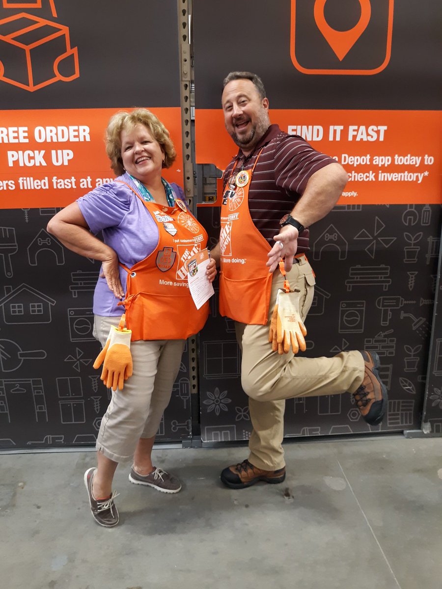 KeislerVicky's tweet photo. Steve recognizing Donna for DH of the month. Thank you Donna for all you do for our associates. We appreciate everything you do everyday.
#ILOVELOVELOVETHESETWO
#SERVANTLEADER
#GIDDYALLDAY
#GOOFYALLTHEWAY
@hollytate122 @thdsandi @serenegar @Sdb923 @JuanitaFoxChap1  @tmoe371 https://t.co/GxHL2Rww2F