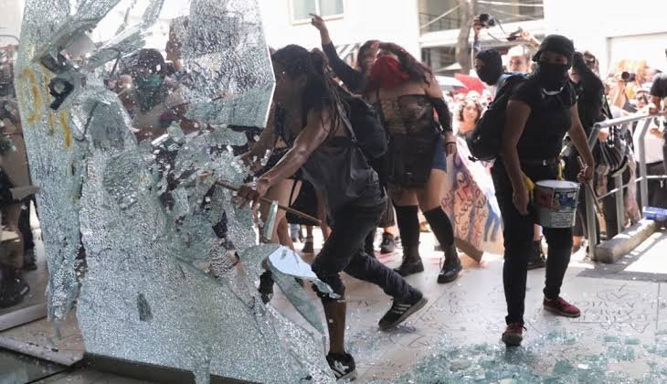 honeeybee__'s tweet photo. Es lógico que estamos hasta la madre de tener miedo, de ser ignoradas, sobre todo de ser asesinadas/violadas/mutiladas/agredidas; y si, es lógico que tarde o temprano algo tenía que reventar. #YoVandaliceLaPGJ https://t.co/3YD7Dh3I8h