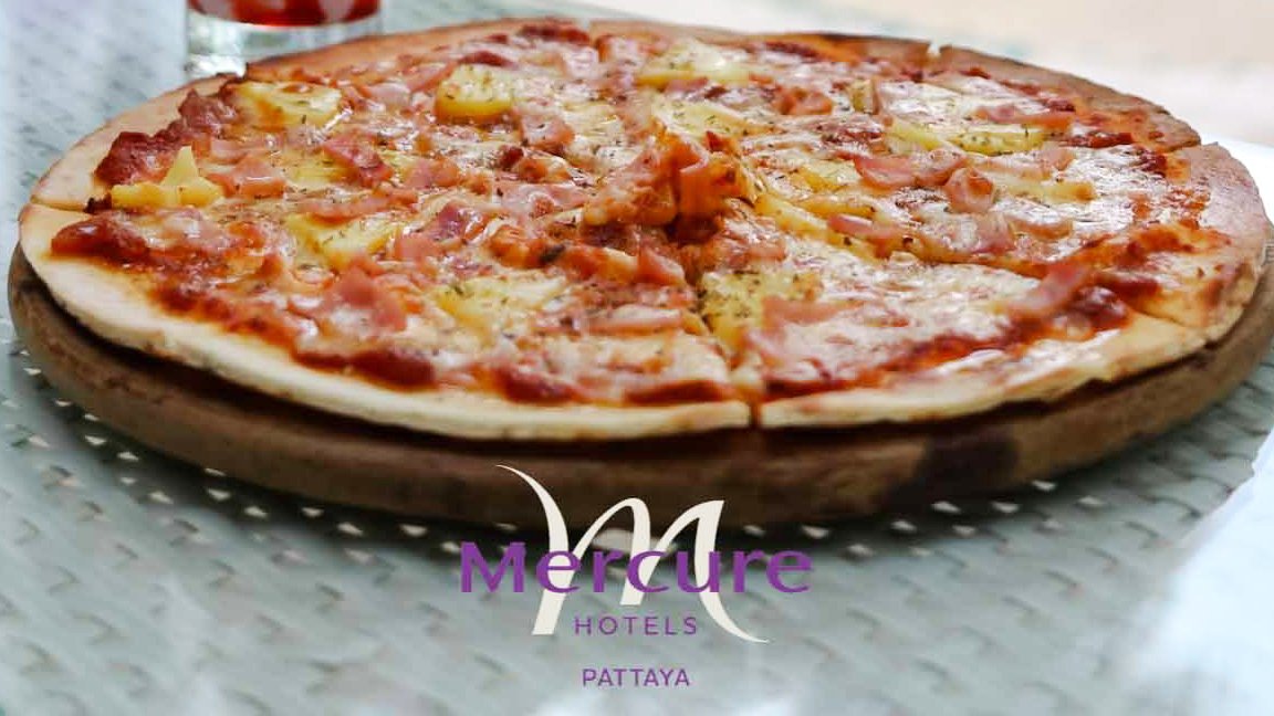 If cauliflower can somehow magically become pizza, then you my friend, can do ANYTHING.

#mercurepattaya #accorhotels #pizza