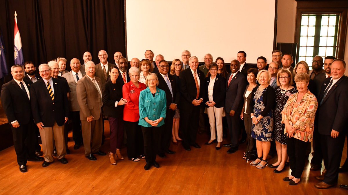 FWC26KansasCity's tweet photo. Thank you @GovLauraKelly & @GovParsonMO for your vision, determination, & leadership. Our fav pic: elected officials, R’s & D’s from both #KS & #MO, celebrating what we accomplish when we #Unite as a region! Sounds like another great cause we know! #KC2026 ⚽️#GrowingTogetherKC https://t.co/Q57TyfnFvw