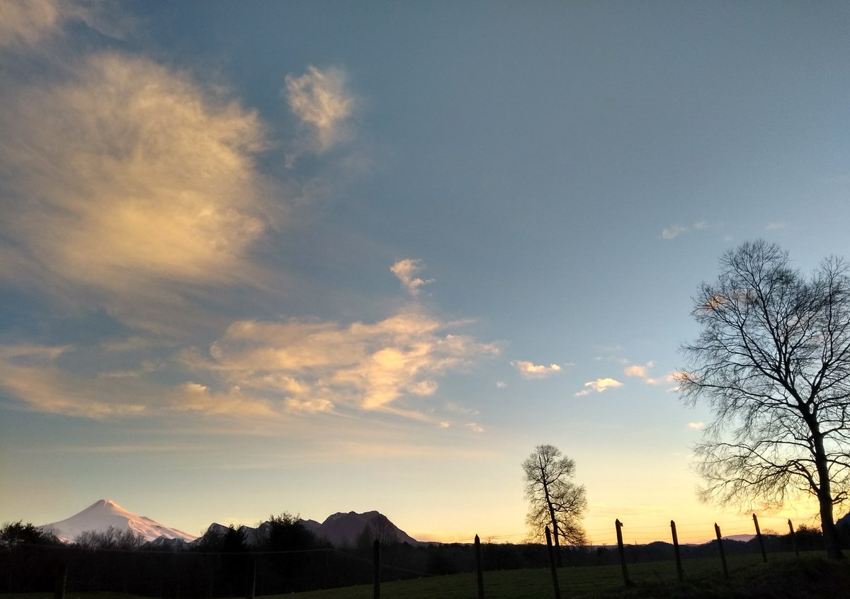 ClauCidAstroza's tweet photo. Despidiendo la jornada con puelche, frío y belleza. Camino a la Villa San Pedro, Pucón. https://t.co/HBrUqPut4T