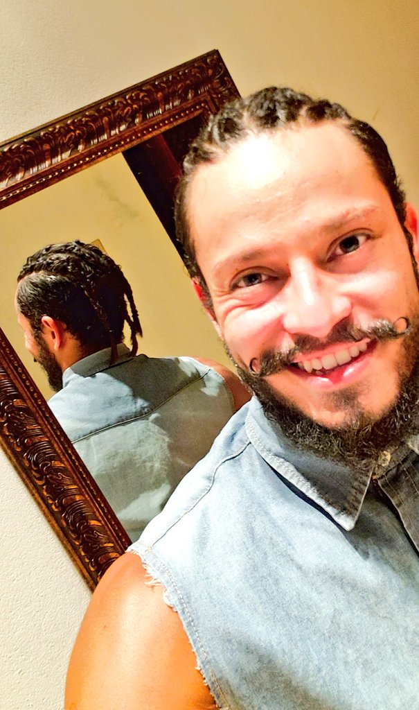 Sir_Hendrick's tweet photo. #MajorLifeAccomplishment acabo de terminar de terminar de trenzarme el pelo yo solito 🤭🤣👋😎 https://t.co/uv5C84Ccub