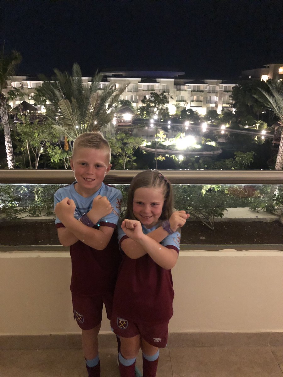 Leezed29's tweet photo. On holiday in Mexico 🇲🇽 representing @WestHam and @CH14_  COYI https://t.co/wQE4OSX7pL