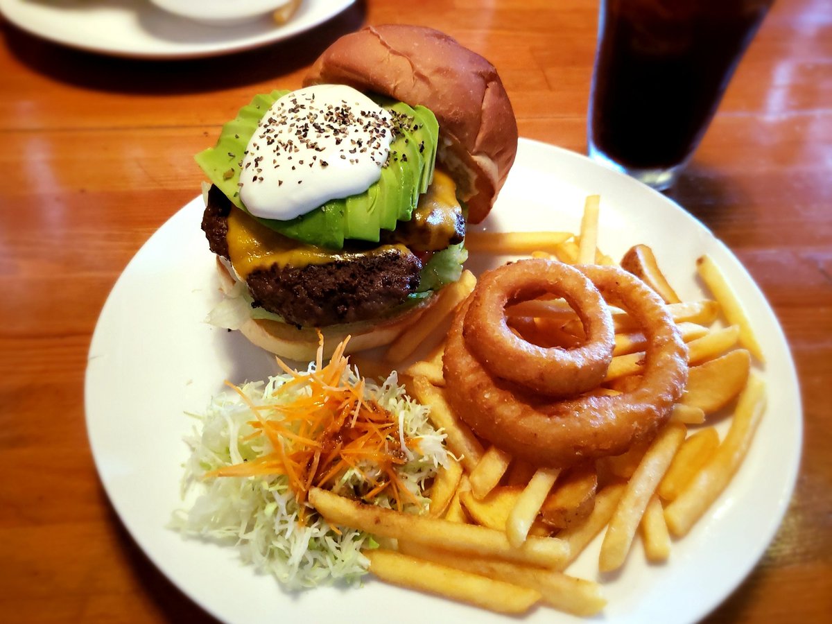 moomins86's tweet photo. ｢JB CAFE｣さんで
アボカドチーズバーガー🍔😋

美味しくってボリューム満点💯😍
JBさんのハンバーガーはやっぱり最高🍔😋👍
#JBCAFE
#アボカドチーズバーガー
#滋賀 https://t.co/vUYjhBNHCy