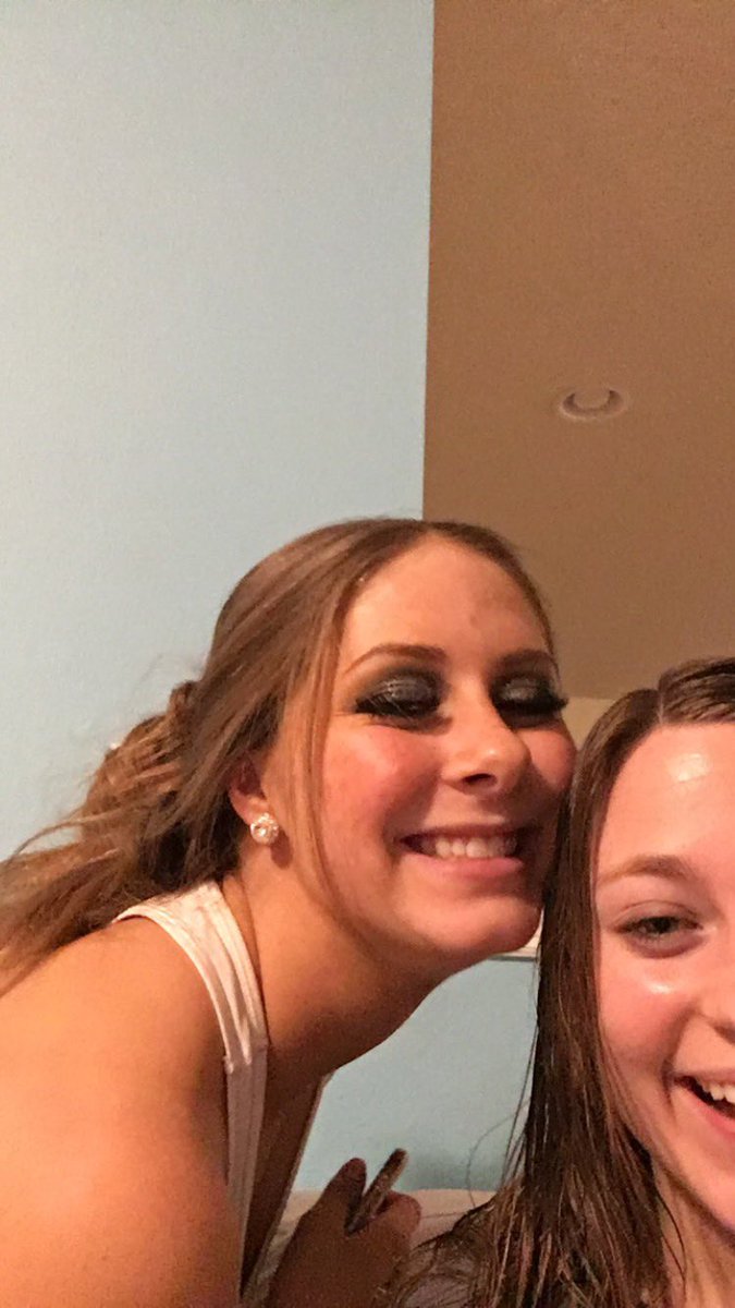 sapepper24's tweet photo. happy birthday aves!! i hope your bday has been nothing but the best, love you so much! enjoy 17!!!💚💕❤️🎉 https://t.co/vFFDuDFSho