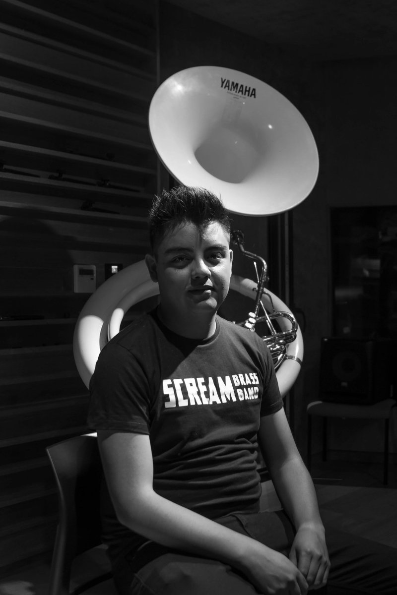 En los poderosos graves, siempre con gran energía y un loco frenesí.
Rugiendo en la Tuba, Brandon Reyes, mejor conocido como “Tigre 8A”. 🎼🐯

#screambrassband #sbbteam #tuba #sousaphone #brassband #music