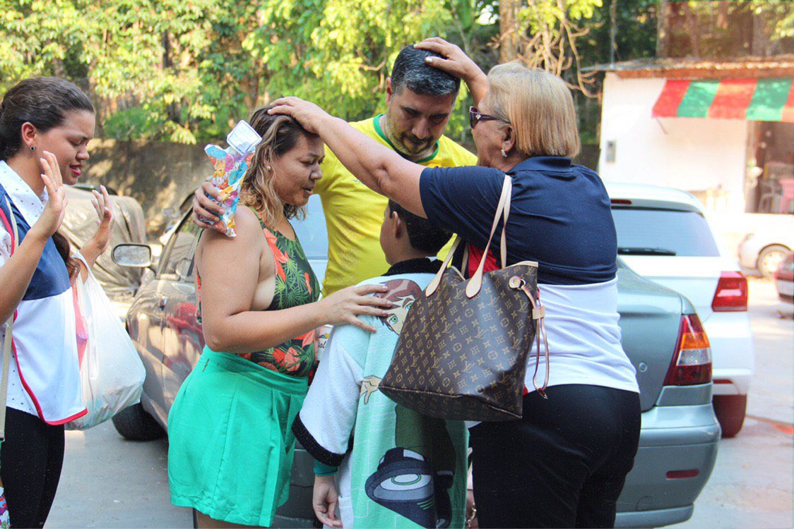 evg_amazonas's tweet photo. Neste domingo (13), o grupo da EVG, realizou uma evangelização especial do dia dos pais. Onde foi realizado orações e entrega de brindes, para que possam se sentir lembrados por Deus!
#EVGAM #BpAlessandro #Fé #Universal https://t.co/1jiSDvvRxb