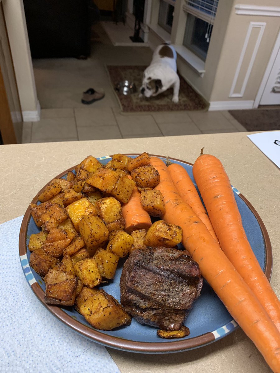 LawDog1515's tweet photo. 8:00 pm 5 ounces beef, carrots, butternut squash, water. 

#260isnotmyweight #199point9 #recommitted #bertiamcomingforyou #makebertpay #berttoo #Raceto200 #VancevBertsumomatch

#DDPYWorks #DDPY #DDPYoga #BANG #OwnYourLife

 #DDPYMeals #DDPYPhase3 
@bertkreischer @RealDDP @DDPYoga https://t.co/9wM8Dpm1X4