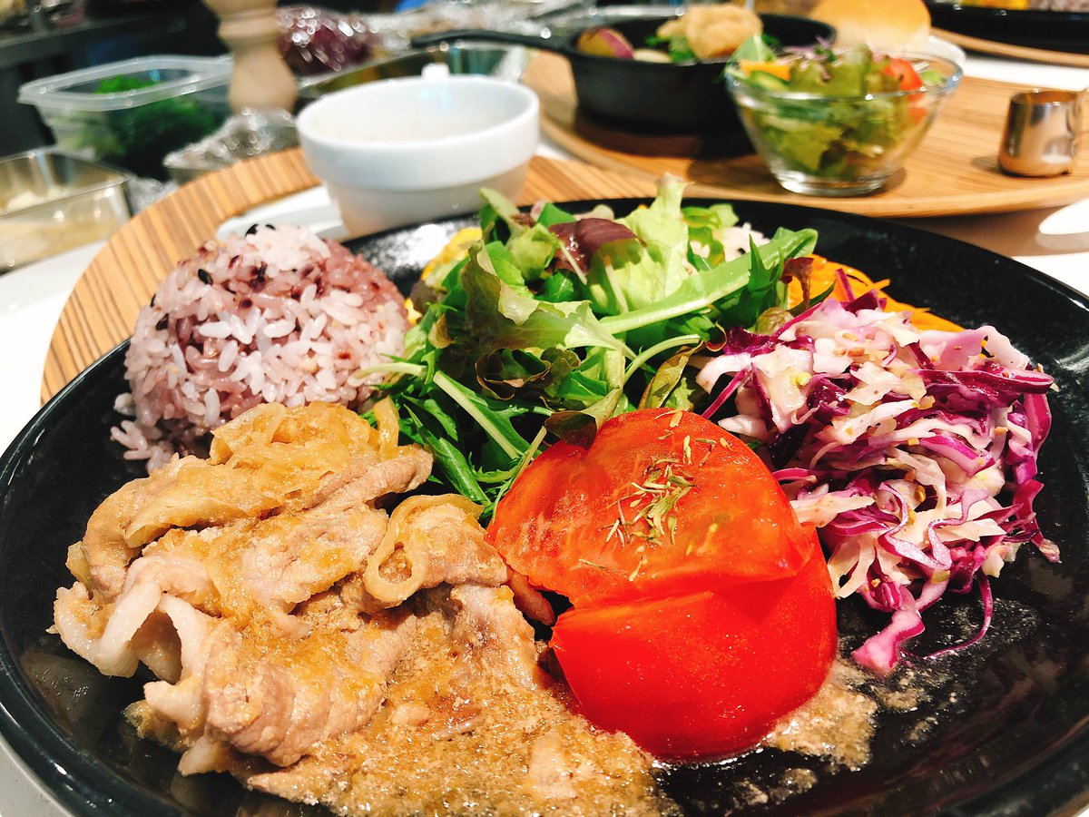 TanitacafeToilo's tweet photo. 人気の「タニタコラボプレート」は
1日に必要な野菜の半分がとれる
理想的なお食事です！
野菜デリが5種類ついて見た目も美しく、体にも嬉しいです。そしてなんと店内焼き上げのパン、雑穀米はお代わり🙆‍♀️おススメです！
#abeno #あべの #阿倍野 #あべのand
#TANITACAFE #TOILO #十彩 https://t.co/f7AQdH4z2A