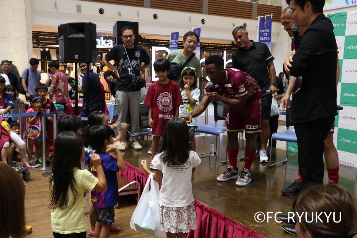 Fc琉球 Fc Ryukyu 本日 小野伸二 選手 ハモン 選手トークショー 握手会inイオンモール沖縄ライカムにお集まりいただきありがとうございました 本日 発売を開始した小野伸二選手グッズは8 17 土 横浜fcでも販売いたします チケット残り