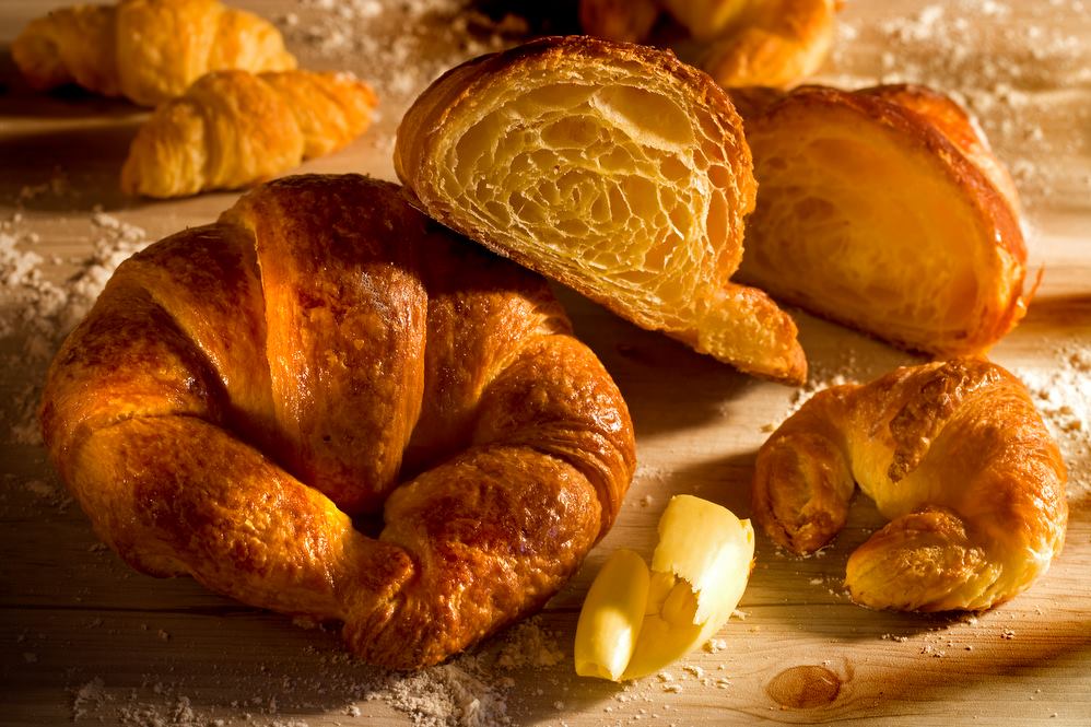 Aunque estemos de vacaciones, queríamos compartir con vosotros esta curiosidad. ¿Sabíais que el croissant 🥐 no tiene su origen en Francia, sino en la Viena del siglo XVII? 🤔
#croissant #curiosidades